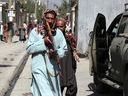 Taliban-Kämpfer bewachen am 30. September 2022 in der Nähe des Selbstmordanschlags in Kabul Wache.