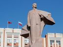   Eine Statue des kommunistischen Führers Lenin ist vor dem Parlamentsgebäude in Tiraspol in Moldawiens selbsternanntem separatistischen Transnistrien zu sehen. 