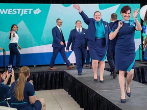WestJet stellt seine neuen Uniformen in einer Modenschau am Calgary International Airport am 7. September 2022 vor. Die Uniformen wurden für alle Körper geschaffen, sodass WestJetter die Kollektion auswählen können, die ihren individuellen Stil und ihre Identität am besten widerspiegelt.