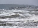 Wellen schlagen am Samstag, den 24. September 2022 in der Eastern Passage, NS, an die Küste. 