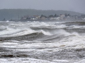 Wellen schlagen am Samstag, den 24. September 2022 in der Eastern Passage, NS, an die Küste.