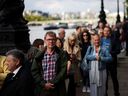 Menschen stehen in einer Schlange, um der britischen Königin Elizabeth nach ihrem Tod am 15. September in London, Großbritannien, Respekt zu zollen.