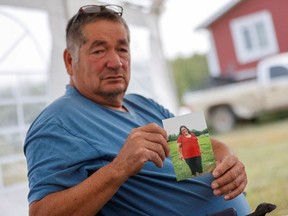 Darryl Burns hält ein Foto seiner Schwester Gloria Lydia Burns, 62, die auf James Smith Cree Nation getötet wurde, nachdem am 5. September im Reservat und in der nahe gelegenen Stadt Weldon, Saskatchewan, Kanada, bei einem Amoklauf 10 Menschen getötet worden waren.