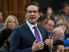 Der konservative Führer Pierre Poilievre erhebt sich während der Fragestunde in Ottawa, Donnerstag, 22. September 2022.