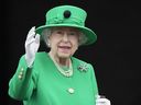 Königin Elizabeth II. winkt der Menge während des Platinum Jubilee Pageant im Buckingham Palace in London zu, Sonntag, 5. Juni 2022.