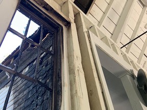 Dieses Foto zeigt das Äußere und Innere des Schadens, der letzte Woche durch eine Brandstiftung in der Horticultural Hall, einem 175 Jahre alten Holzgebäude in den Halifax Public Gardens, dem jüngsten Angriff auf den reizvollen öffentlichen Raum, verursacht wurde.