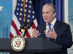 DOSSIER - Le coordinateur du plan de sauvetage américain et conseiller principal Gene Sperling prend la parole lors du sommet américain sur le plan de sauvetage qui s'est tenu dans la salle d'audience sud du complexe de la Maison Blanche à Washington, le 13 juillet 2022. Le lundi 12 septembre 2022, les responsables de l'administration Biden ont annoncé un soutien financier pour l'expansion des équipes mobiles d'intervention d'urgence en santé mentale dans l'Oregon. Sperling a dit :