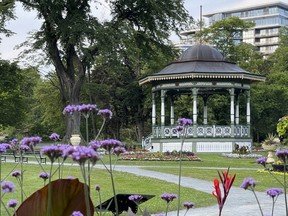 Ein hölzerner Musikpavillon, der 1887 erbaut und kürzlich renoviert wurde, beherbergt Sommerkonzerte im Herzen der Gärten der Innenstadt von Halifax.