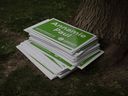 19 Temmuz 2021 Pazartesi günü Toronto'da yapılacak bir haber brifinginden önce federal Yeşiller Partisi'nin o zamanki lideri Annamie Paul'ün tabelaları bir ağacın yanına yığıldı.