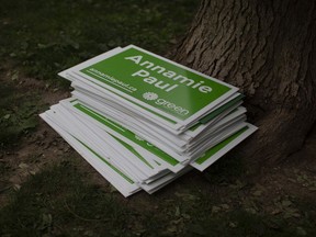 Schilder für Annamie Paul, die damalige Vorsitzende der Bundespartei der Grünen, werden vor einer Pressekonferenz in Toronto am Montag, dem 19. Juli 2021, von einem Baum gestapelt.