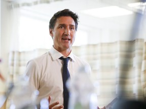Premierminister Justin Trudeau spricht nach einem Besuch an der St. Boniface University in Winnipeg am Donnerstag, den 1. September 2022, mit den Medien.