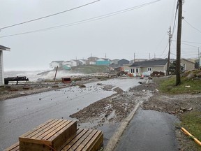 Einige der Schäden in Port aux Basques, Neufundland und Labrador, die durch den posttropischen Sturm Fionais verursacht wurden, sind auf diesem Handout-Foto zu sehen, das Wreckhouse Press am Samstag, den 24. September 2022, zur Verfügung gestellt hat.
