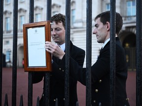 Eine offizielle Erklärung, die den Tod von Königin Elizabeth II. bestätigt, wird nach dem heutigen Tod von Königin Elizabeth II. in Balmoral am 8. September in London, England, vor dem Buckingham Palace ausgehängt.