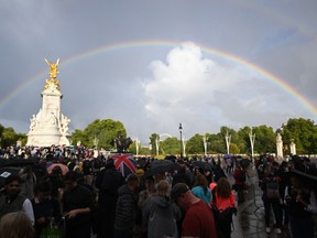 Ein Regenbogen ist am 8. September 2022 vor dem Buckingham Palace in London, England, zu sehen.