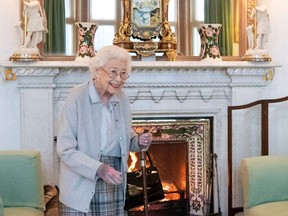 Königin Elizabeth II. wartet im Salon, bevor sie Liz Truss zu einer Audienz empfängt, wo sie die neu gewählte Vorsitzende der Konservativen Partei einlädt, am 6. September 2022 in Balmoral Castle, Schottland, Premierministerin zu werden und eine neue Regierung zu bilden.