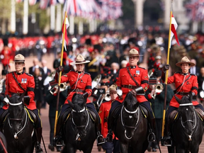Dies sind RCMP-Mitglieder, die am Montag beim Trauerzug der Königin den Weg gewiesen haben.  Königin Elizabeth II. war Chief Commissioner-in-Chief des RCMP, und die Polizei schenkte ihr oft die Pferde, die sie für ihre offiziellen Aufgaben benutzte, von denen vier hier vertreten sind.