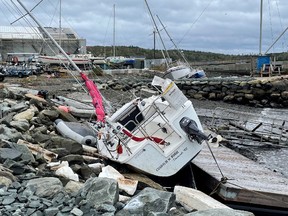 Ein Segelboot liegt nach dem Vorbeiziehen des Hurrikans Fiona, der später zu einem posttropischen Sturm herabgestuft wurde, in Shearwater, Nova Scotia, an Land gespült.