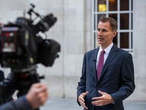 Schatzkanzler Jeremy Hunt nimmt am 15. Oktober an einem Fernsehinterview vor dem BBC Broadcasting House teil.