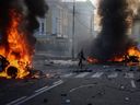 Autos brennen nach russischem Militärschlag, während Russlands Invasion in der Ukraine am 10. Oktober 2022 im Zentrum von Kiew, Ukraine, anhält.
