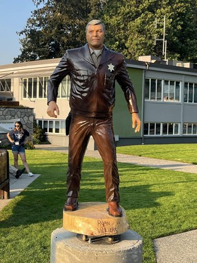 Die guten Leute von Hope, BC, können jetzt täglich auf dieses Abbild von Sheriff Will Teasle blicken, dem Hauptantagonisten aus dem Film First Blood von 1982 (der in Hope gedreht wurde).  Die Statue wurde im Rahmen einer Reihe von Thanksgiving-Wochenendveranstaltungen in Hope zum Gedenken an den 40. Jahrestag des Films enthüllt.  In Hope gibt es bereits eine Statue des Protagonisten des Films, John Rambo, aber sie haben sie vor ein paar Jahren enthüllt.