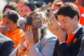 Diesmal ist er nicht nach Tofino gegangen!  Letztes Jahr verbrachte Premierminister Justin Trudeau natürlich Kanadas allerersten Nationalen Wahrheits- und Versöhnungstag damit, unbemerkt in einen Surfurlaub zu gehen.  In diesem Jahr blieb er sehr auffällig in der Landeshauptstadt.  Auf diesem Foto wischen er und RoseAnne Archibald, die nationale Vorsitzende der Assembly of First Nations, während einer Gedenkveranstaltung in Ottawas Lebreton Flats Tränen weg.