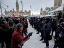 19 Şubat tarihli bu fotoğrafta polis, Parlamento Tepesi yakınlarındaki Ottawa şehir merkezindeki protestocuları temizlemek için harekete geçiyor. 