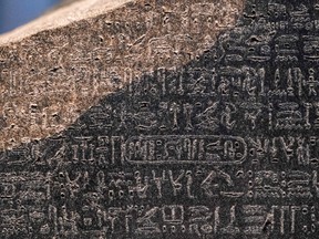 منظر قريب للنص الهيروغليفي المصري القديم في الجزء العلوي من حجر رشيد المعروض في المتحف البريطاني في لندن.