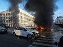 Autos brennen nach dem russischen Militärschlag, während die russische Invasion in der Ukraine am 10. Oktober 2022 im Zentrum von Kiew, Ukraine, fortgesetzt wird. REUTERS/Gleb Garanich