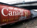 Un tren de Canadian Pacific Railway que transporta granos pasa por Calgary.  Foto de JEFF MCINTOSH / Prensa canadiense