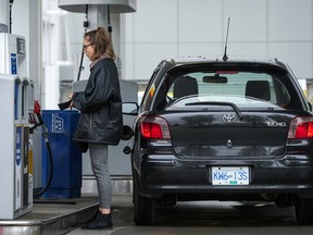 Das Befüllen des Benzintanks ist in Kanada nicht billig.