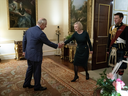Der britische König Charles schüttelt der britischen Premierministerin Liz Truss während ihrer wöchentlichen Audienz im Buckingham Palace in London, Großbritannien, am 12. Oktober die Hand.