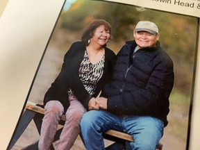 Joyce und Earl Burns sind auf diesem Foto zu sehen.  Earl Burns starb bei den Messerattacken und seine Frau Joyce Burns erholt sich in einem Krankenhaus in Saskatoon.