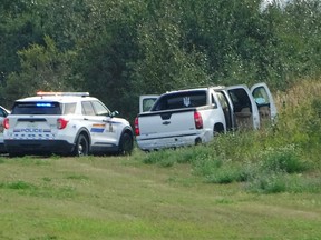 Polizei und Ermittler werden am Mittwoch, den 7. September 2022 am Straßenrand außerhalb von Rosthern, Sask., gesehen.