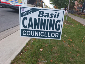 Sehen Sie, ob Sie erkennen können, was an diesem Wahlkampfschild für die bevorstehenden Kommunalwahlen in Toronto falsch ist.  Wir würden Ihnen mehr über den Kandidaten erzählen, aber jeder Versuch, nach dem Begriff „Basilikumkonserven“ zu suchen, liefert nur Seite für Seite Anleitungen zur Konservierung von Pesto und Nudelsoße.