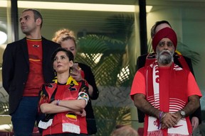Kanada Uluslararası Kalkınma Bakanı Harjit Sajjan'ı 36 yıl sonra ilk Dünya Kupası maçında Kanada Takımının Belçika'ya yenilmesini izlemek için Katar'a kadar uçakla götürdük.  İşte Sajjan'ın Çarşamba günü Belçika Dışişleri Bakanı Hadja Lahbib ile tribünde çekilmiş bir fotoğrafı (Katarlıların eşcinsel karşıtı politikalarına yapıştırmak için “Tek Aşk” kol bandı takan o).