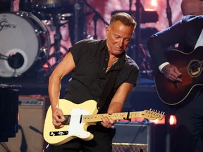 Qual é a próxima linha?  : Bruce Springsteen se apresenta na cerimônia de posse do Rock & Roll Hall of Fame em Los Angeles em 6 de novembro de 2022.