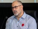 El organizador de Freedom Convoy, Chris Barber, responde una pregunta durante una comparecencia de testigo en la Comisión de Emergencia de Orden Público en Ottawa el 1 de noviembre de 2022.