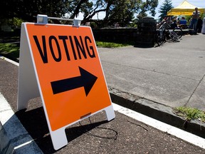A sign points to a voting station in Aukland, New Zealand.