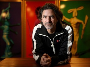 Greg A. Hill, curador de arte aborígine da National Gallery of Canada. “A verdade é que estou demitido porque discordo e estou profundamente incomodado com as formas coloniais e anti-indígenas como o Departamento de Alfândega e Descolonização Indígena é administrado. Ponto final”, escreveu ele no Instagram.