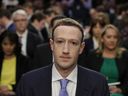 Mark Zuckerberg ing sidang panitia Kehakiman lan Perdagangan Senat AS ing 2018.