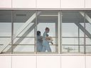 Οι εργαζόμενοι στον τομέα της υγειονομικής περίθαλψης περπατούν σε μια ουράνια γέφυρα σε νοσοκομείο του Μόντρεαλ.