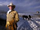Legenda canadiană a muzicii country Ian Tyson, acasă, la ferma sa de lângă Longview, Alberta, în 2002.