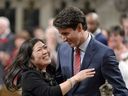 Het nieuw gekozen liberale parlementslid Mary Ng omhelst premier Justin Trudeau terwijl ze op 3 mei 2017 naar het Lagerhuis wordt begeleid.