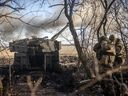 Personeel van een Oekraïense artillerie-eenheid vuurt artillerie af op Russische posities in de regio Donetsk, Oekraïne, op 19 december 2022.