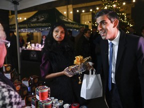Britain's Prime Minister Rishi Sunak and his wife Akshata Murty visit a food and drinks market promoting British small businesses at Downing Street in London, Wednesday Nov. 30, 2022.