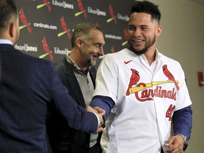 New starting catcher for the St. Louis Cardinals Willson Contreras, right, shakes hands with Cardinals manager Oliver Marmol after a news conference at Busch Stadium in St. Louis, Friday, Dec. 9, 2022. The team officially signed Contreras to a five-year contract with a club option for 2028.