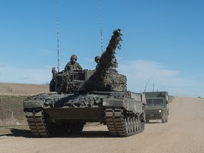 Jacinda Ardern'in ani istifası, Trudeau için yaklaşan cazibe merkezlerinin bir önizlemesi mi? - Alberta son dakika haberi Kanada, Ukraynalıların son zamanlarda gerçekten istedikleri şeyin tanklar olmasına rağmen, Ukrayna'ya bir dizi Mississauga yapımı zırhlı araç hediye etti. Spesifik olarak, yukarıdaki resimdeki gibi Alman yapımı Leopard tankları. Leopard, Kanada Silahlı Kuvvetlerinin resmi muharebe tankı olsa da, bizimkilerin tamamı paslı ve çalışmaz olduğu için Ukraynalılara veremeyiz. Postmedia'dan Adam Zivo, Savunma Bakanlığı'ndan, tüm tanklarımızın son 10 yıldır bir garajda olduğunu ve denesek muhtemelen çalışmayacağını gösteren belgeleri ortaya çıkardı. Bu arada Ukrayna Devlet Başkanı Volodymyr Zelenskyy, ordusunun onlara