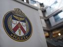 Le logo des services de police de Toronto est affiché au siège social à Toronto, le vendredi 9 août 2019. Un groupe d'adolescentes accusées de meurtre au deuxième degré dans la mort d'un sans-abri doit comparaître devant le tribunal de la jeunesse de l'Ontario aujourd'hui.  PRESSE CANADIENNE / Khristofor Katsarov