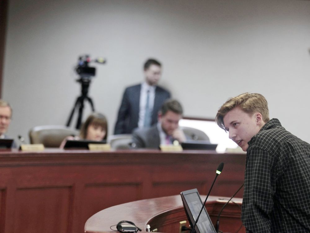 S. Dakota lawmakers push bill to bar transgender youth care