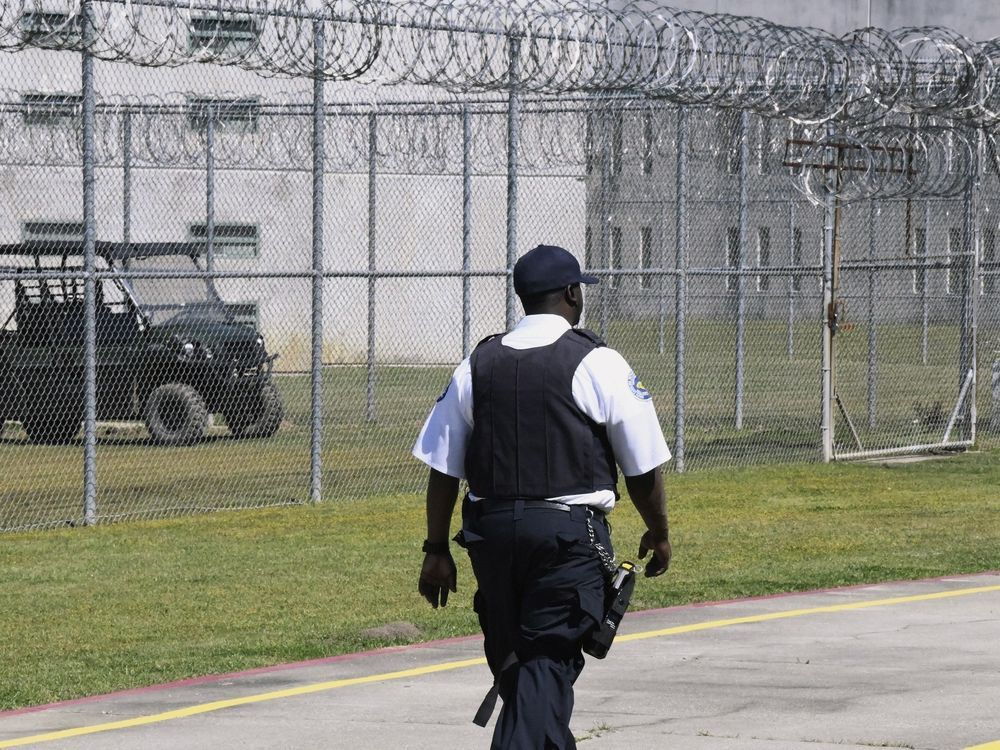 Prosecutors to Congress: Let state prisons jam cellphones
